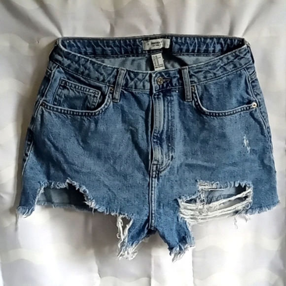 Women's Forever 21 distressed shorts size 29 - Picture 1 of 4